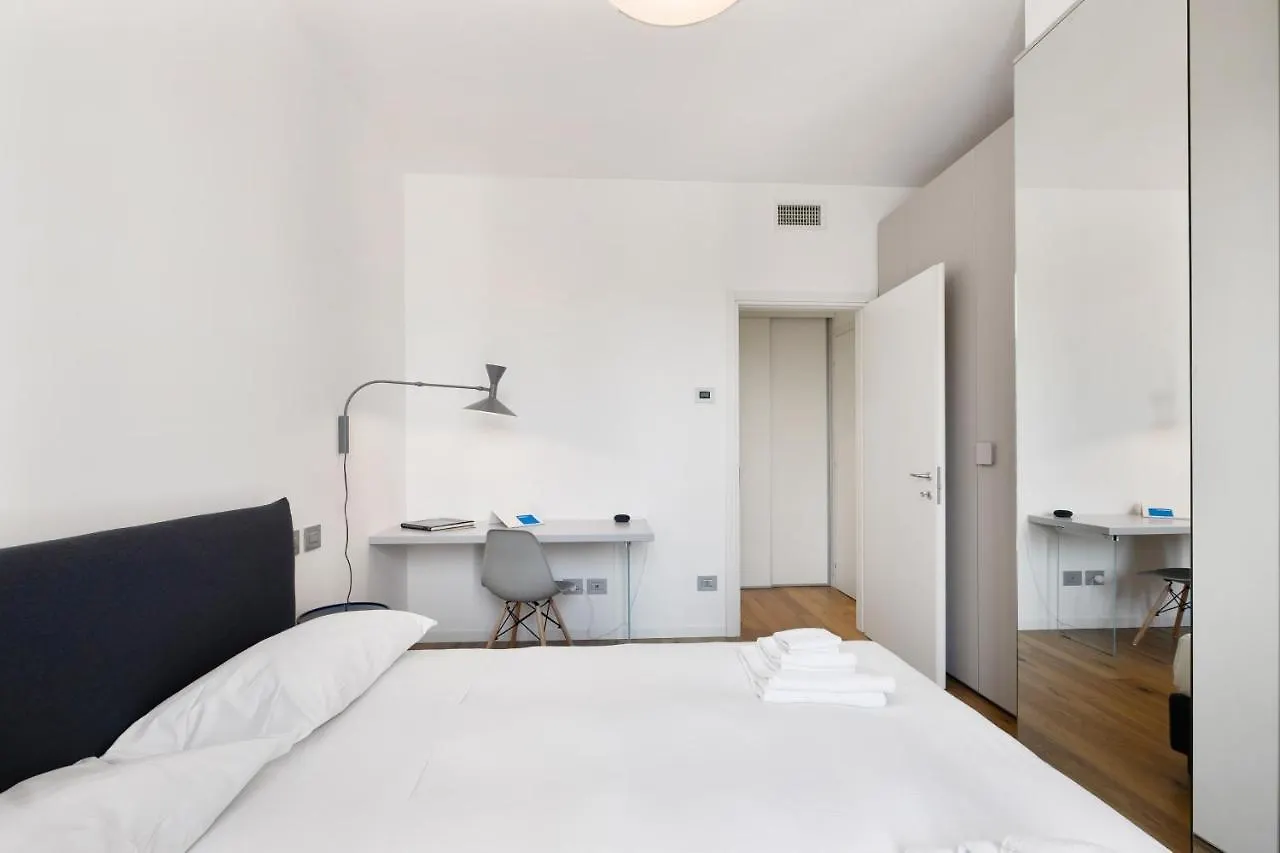 Altido Spacious Apt For 4 With Balcony In Porta Romana Włochy